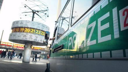 Nicht alles ganz normal. Auf den ersten Blick ist Berlin nichts anzumerken: Anziehungspunkte wie der Alexanderplatz (Foto), der Kurfürstendamm oder auch das Regierungsviertel sind trotz Terrorwarnung weiterhin gut besucht. Auffällig ist allein die allgegenwärtige Präsenz von Polizei und Sicherheitskräften.