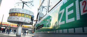 Nicht alles ganz normal. Auf den ersten Blick ist Berlin nichts anzumerken: Anziehungspunkte wie der Alexanderplatz (Foto), der Kurfürstendamm oder auch das Regierungsviertel sind trotz Terrorwarnung weiterhin gut besucht. Auffällig ist allein die allgegenwärtige Präsenz von Polizei und Sicherheitskräften.