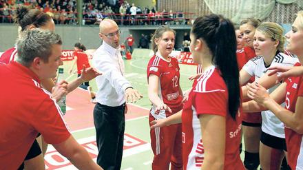 Auszeit. Michael Merten (Mitte) startete mit den Volleyballerinnen des SC Potsdam am Samstag erfolgreich in die neue Saison.