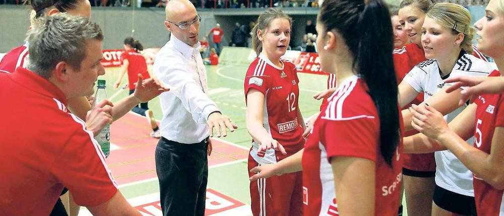 Auszeit. Michael Merten (Mitte) startete mit den Volleyballerinnen des SC Potsdam am Samstag erfolgreich in die neue Saison.