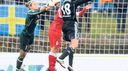 Zu weit weg. Frankfurts Kerstin Garefrekes (rechts) köpft vor Jennifer Zietz und Torhüterin Desiree Schumann zum 3:1 ein. Damit war die Niederlage der Turbinen gestern besiegelt.