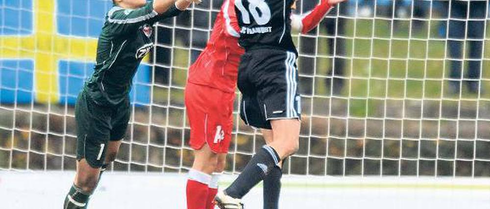 Zu weit weg. Frankfurts Kerstin Garefrekes (rechts) köpft vor Jennifer Zietz und Torhüterin Desiree Schumann zum 3:1 ein. Damit war die Niederlage der Turbinen gestern besiegelt.