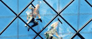 Gebäudereiniger sollen künftig von den Kommunen Mindestlohn erhalten.