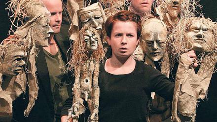 Das dunkle Treiben in der Mühle. Wenn das Figurentheater Wilde & Vogel das bekannte Märchen von Krabat erzählt, braucht es nur ein paar Masken und Puppen, um einen ganz besonderen Zauber auszulösen.