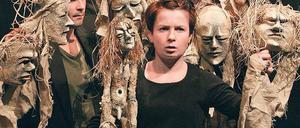 Das dunkle Treiben in der Mühle. Wenn das Figurentheater Wilde &amp; Vogel das bekannte Märchen von Krabat erzählt, braucht es nur ein paar Masken und Puppen, um einen ganz besonderen Zauber auszulösen.
