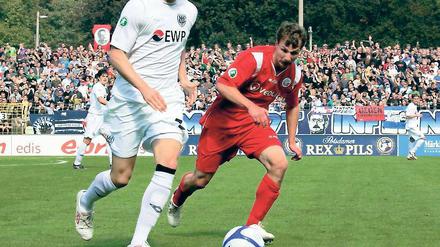 Zu Gast beim alten Verein. Ronny Surma (links)  hier gegen Hansa Rostocks Tobias Jänicke  will morgen bei Dynamo Dresden drei Punkte für die Babelsberger entführen.