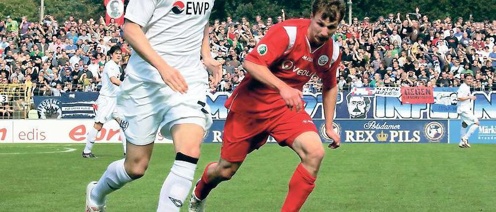 Zu Gast beim alten Verein. Ronny Surma (links)  hier gegen Hansa Rostocks Tobias Jänicke  will morgen bei Dynamo Dresden drei Punkte für die Babelsberger entführen.