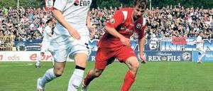 Zu Gast beim alten Verein. Ronny Surma (links)  hier gegen Hansa Rostocks Tobias Jänicke  will morgen bei Dynamo Dresden drei Punkte für die Babelsberger entführen.