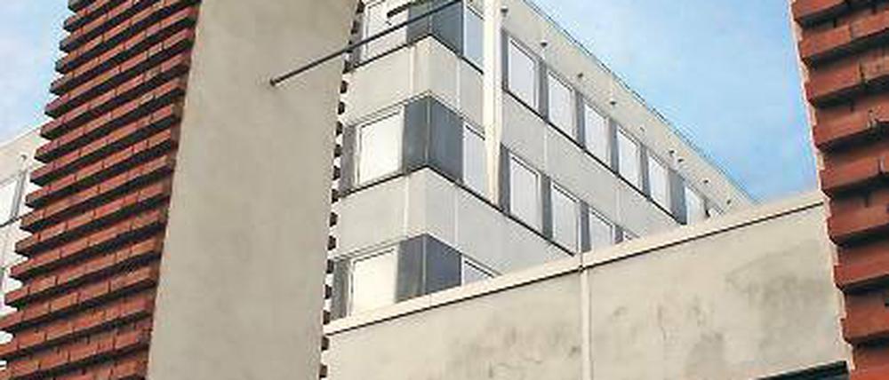 Neues Altes verdrängt altes Neues: Der Flachbau und das Rechenzentrum in der Breiten Straße weichen der Garnisonkirche, deren Portal bereits steht.