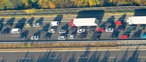 90 000 Fahrzeuge am Tag  Tendenz steigend. Damit Michendorf auch nach dem A 10-Ausbau Ruhe hat, sollen Lärmschutzwände mit Sonnenstrom finanziert werden.