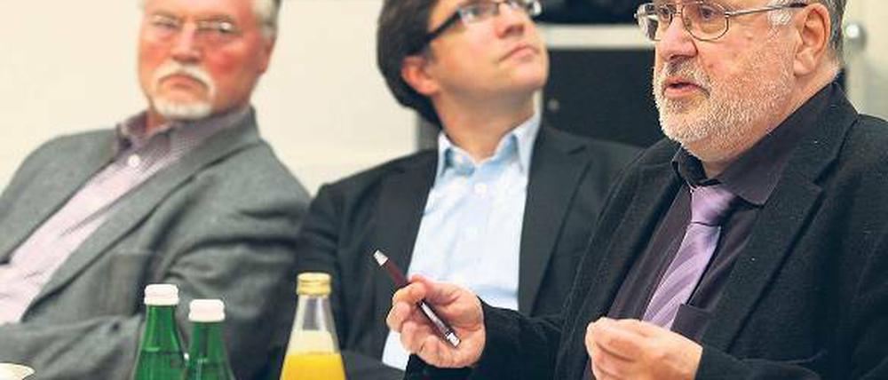 Wo fliegen sie denn? Flughafen-Experte Siegfried de Witt, SPD-Stadtfraktionschef Mike Schubert und Staatssekretär Rainer Bretschneider diskutierten über die Auswirkungen der künftigen Schönefeld-Flugrouten auf die Bevölkerung.