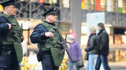 In voller Montur. Bundespolizisten mit Maschinenpistolen und schusssicheren Westen gingen am Mittwoch am Hauptbahnhof in Stellung. Auch an anderen gefährdeten Orten wurde die Sicherheit erhöht.