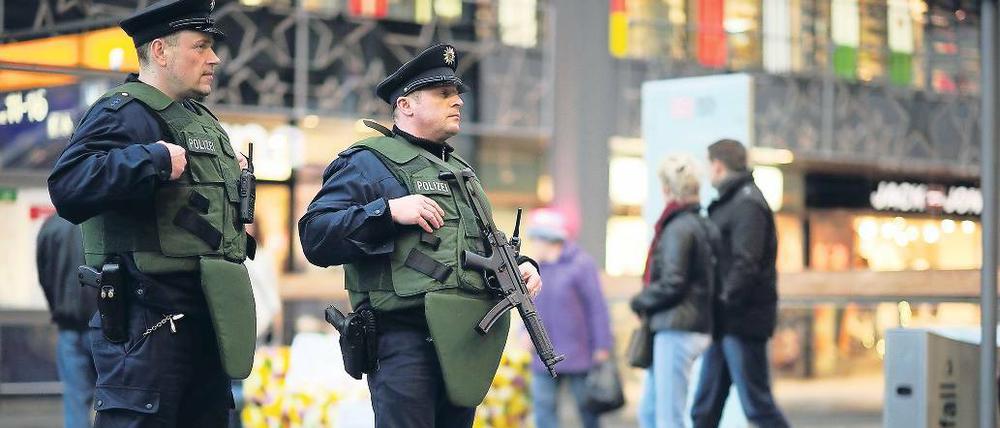 In voller Montur. Bundespolizisten mit Maschinenpistolen und schusssicheren Westen gingen am Mittwoch am Hauptbahnhof in Stellung. Auch an anderen gefährdeten Orten wurde die Sicherheit erhöht.