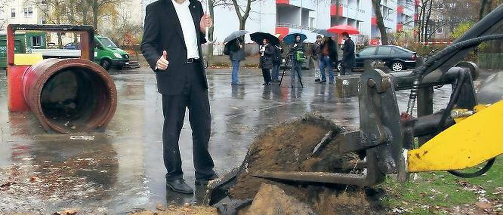 Abbruch von Asphalt: Matthias Klipp gibt sich begeistert.