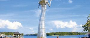 Mit Weitblick. Skulptur des Gralsritters Parzifal am See in Neuruppin.