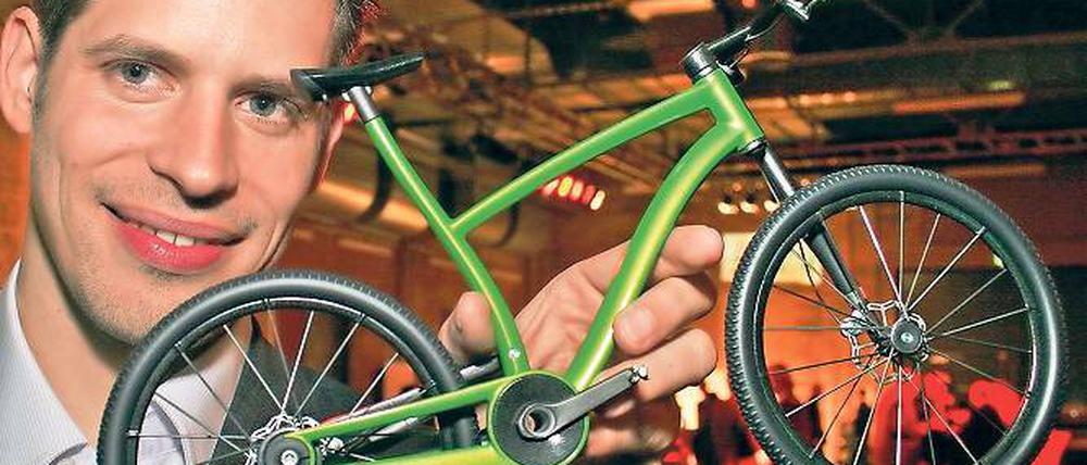 Das Rad neu erfunden: FH-Student Steffen Bank (o.) gewann im Juniorenwettbewerb den 2. Preis für sein Modell eines matschtauglichen Wettkampf-Rads. Sieger in der Kategorie wurde Stephan Müllers mobiles Dialysegerät (o.r.). Stefan Hambach und Florian Rühle (u.r.) wurden für das beste Produktdesign geehrt.