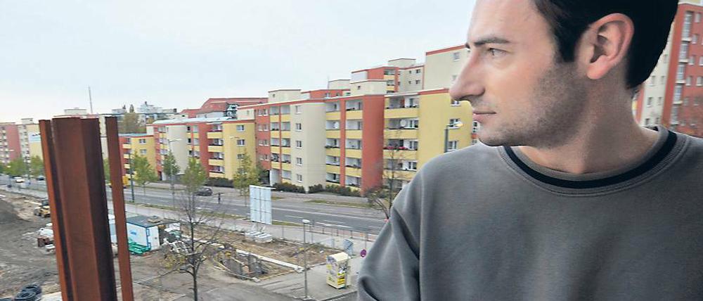 Wohnen auf der Gedenkstätte. Der 30-jährige IT-Spezialist Fabian wohnt im Haus Strelitzer Straße 28. Es steht auf der Erweiterungsfläche für die Mauergedenkstätte.