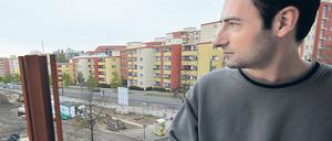 Wohnen auf der Gedenkstätte. Der 30-jährige IT-Spezialist Fabian wohnt im Haus Strelitzer Straße 28. Es steht auf der Erweiterungsfläche für die Mauergedenkstätte.
