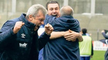 Erleichterung pur. Babelsbergs Trainer Dietmar Demuth schrie am Samstag nach dem Abpfiff seine Freude über den 4:3-Heimsieg aus sich heraus. Hinter ihm jubelt Ronny Surma mit Mannschaftsbetreuer Detlef Bielefeld.