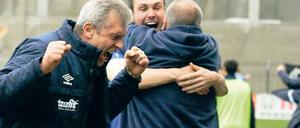 Erleichterung pur. Babelsbergs Trainer Dietmar Demuth schrie am Samstag nach dem Abpfiff seine Freude über den 4:3-Heimsieg aus sich heraus. Hinter ihm jubelt Ronny Surma mit Mannschaftsbetreuer Detlef Bielefeld.