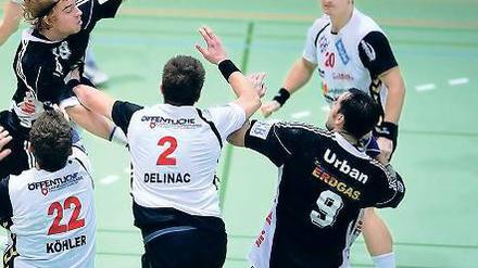 Knapper VfL-Sieg: Lasse Kohnagel (l.) bedient hier Alexander Urban (r.).