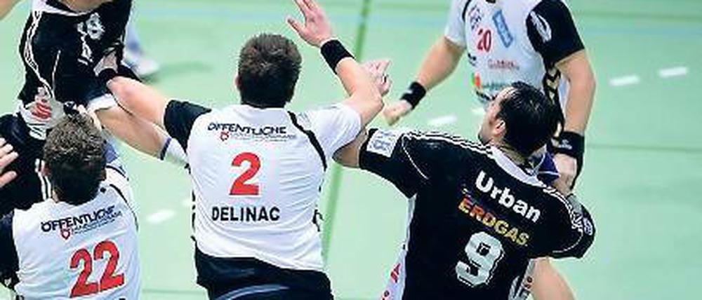 Knapper VfL-Sieg: Lasse Kohnagel (l.) bedient hier Alexander Urban (r.).