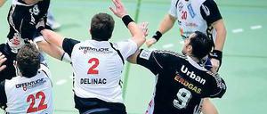 Knapper VfL-Sieg: Lasse Kohnagel (l.) bedient hier Alexander Urban (r.).