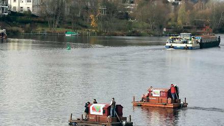 Floßfahrt am Ufer. Zahlreiche Spaziergänger nutzten das kostenlose Angebot des Vereins Freies Ufer, den gesperrten Uferweg am Griebnitzsee einmal von der Wasserseite zu betrachten.