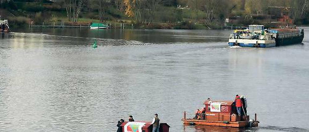 Floßfahrt am Ufer. Zahlreiche Spaziergänger nutzten das kostenlose Angebot des Vereins Freies Ufer, den gesperrten Uferweg am Griebnitzsee einmal von der Wasserseite zu betrachten. 
