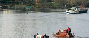 Floßfahrt am Ufer. Zahlreiche Spaziergänger nutzten das kostenlose Angebot des Vereins Freies Ufer, den gesperrten Uferweg am Griebnitzsee einmal von der Wasserseite zu betrachten. 