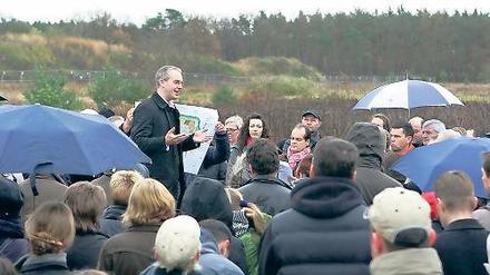 Im Regen: Rund 300 Menschen, überwiegend Anwohner aus dem Kirchsteigfeld und Drewitz wollten sich am Samstag über das Projekt Drewitz-Park informieren. Der größte Teil der Teilnehmer lehnt das Vorhaben ab.