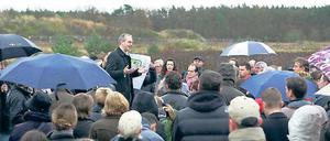 Im Regen: Rund 300 Menschen, überwiegend Anwohner aus dem Kirchsteigfeld und Drewitz wollten sich am Samstag über das Projekt Drewitz-Park informieren. Der größte Teil der Teilnehmer lehnt das Vorhaben ab.