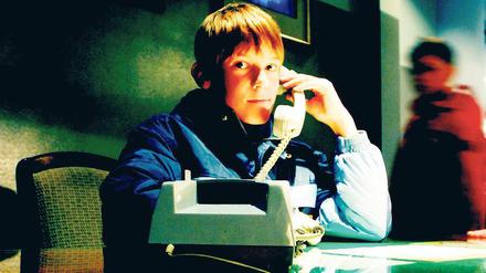 Lasse lauscht. Der Zwölfjährige aus Bayern hat sich an den Funktionärsschreibtisch gesetzt  in den Schubladen befinden sich eine Pistole und Weinbrandbohnen  und verfolgt nun am Telefon das Gespräch eines Genossen.