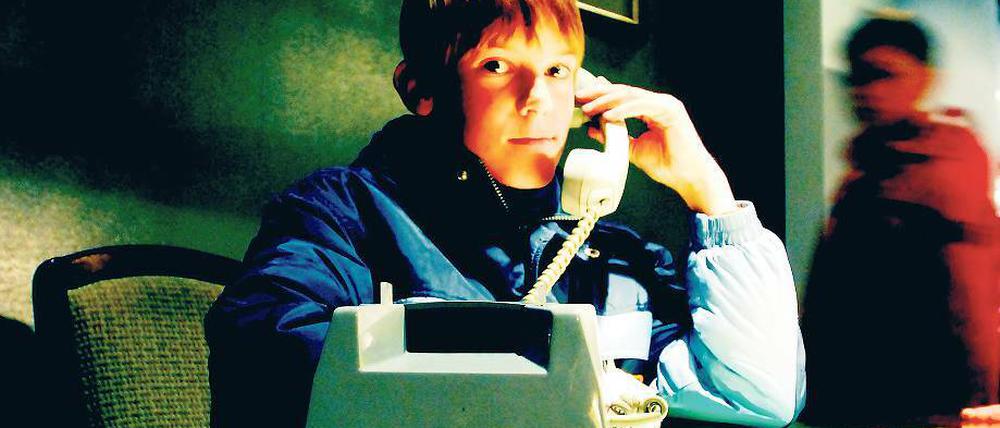 Lasse lauscht. Der Zwölfjährige aus Bayern hat sich an den Funktionärsschreibtisch gesetzt in den Schubladen befinden sich eine Pistole und Weinbrandbohnen und verfolgt nun am Telefon das Gespräch eines Genossen.