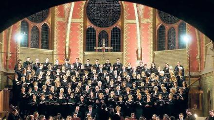 Klarheit, Lebendigkeit und Lebensfreude. Mit ausdrucksintensivem Singen intonierte die Potsdamer Kantorei am Samstag in der Erlöserkirche unter der Leitung von Ud Joffe Johann Sebastian Bachs h-Moll-Messe.