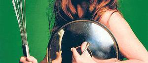 Das passiert, wenn Frau zu lange in der Küche steht. Marianne Thielmann in der Rolle der Heiligen Johanna der Einbauküche.