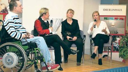 Diskussion: Nadja Uhl (r.) im Gespräch mit Betroffenen im Saldern-Haus.