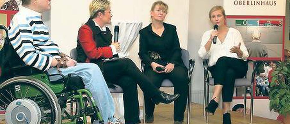 Diskussion: Nadja Uhl (r.) im Gespräch mit Betroffenen im Saldern-Haus.