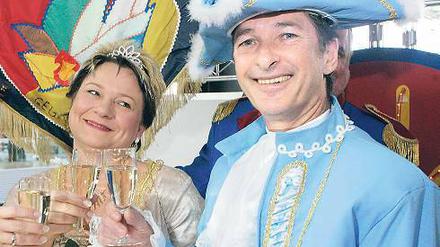 Buntes Treiben: Im Bahnhof feierte der LKC und krönte Prinzessin Gaby und Prinz Meinhard (o.). Der PKC zog, begleitet von der Havelländer Blasmusik zum Stadthaus, um Jann Jakobs (u.r.) zu zeigen, wo der Hammer hängt.