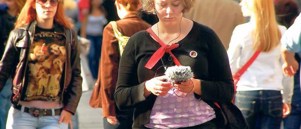 Spurensuche in Belgrad. Eine Studentin der FH bei der Aufnahme (vorne).