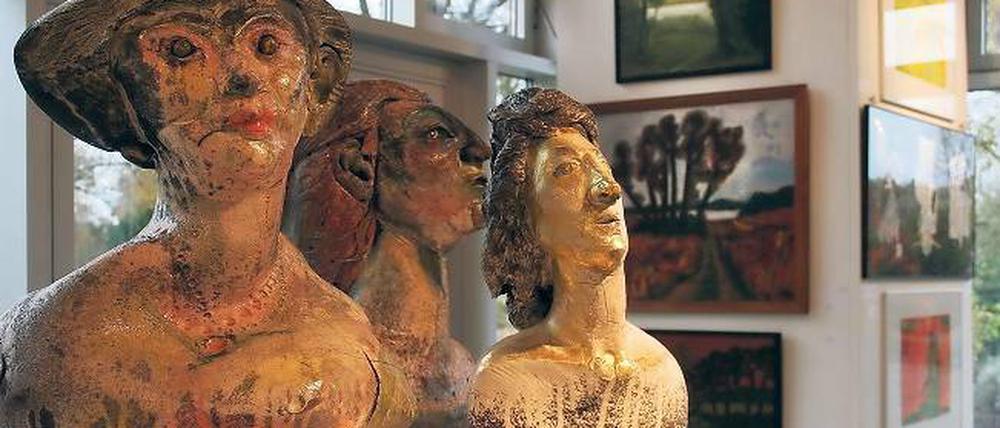 Blick in die Ausstellung im Pavillon auf der Freundschaftsinsel, in der sich einstige Schüler Suse Globisch-Ahlgrimms nun ganz erwachsen zeigen.