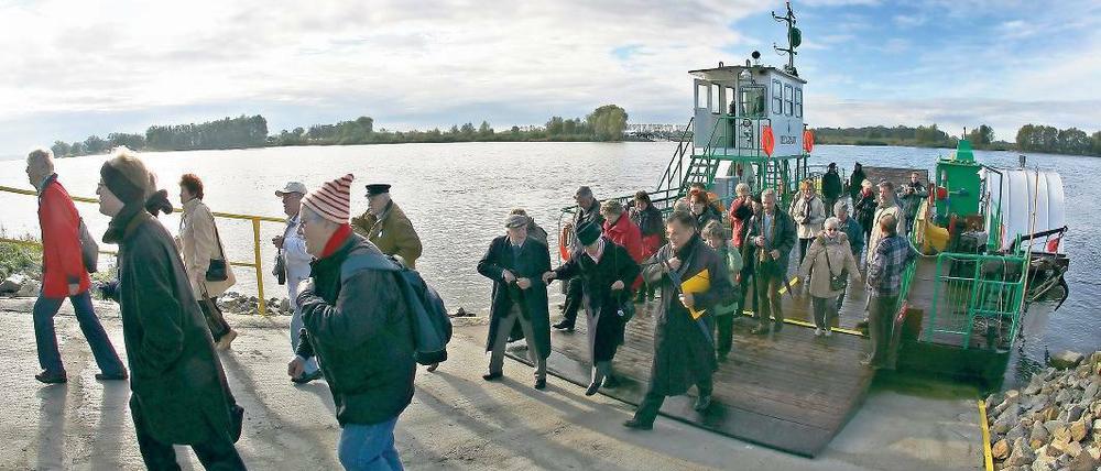 Im 20-Minuten-Takt. Die Fähre auf dem deutsch-polnischen Grenzfluss Oder zwischen Güstebieser Loose und der Gemeinde Gozdowice in Polen befördert täglich Fußgänger, die zum Einkaufen und Bummeln kommen.