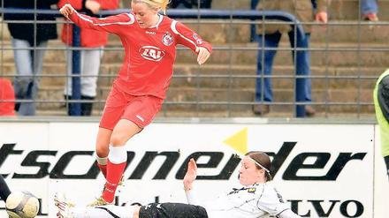Erstmals in der Startelf. Daniela Löwenberg (links), die hier im Hinspiel die Österreicherin Ines Ruiss überspringt, soll heute im Champions-League-Rückspiel beim SV Neulengbach von Anfang an für Turbine Potsdam spielen.