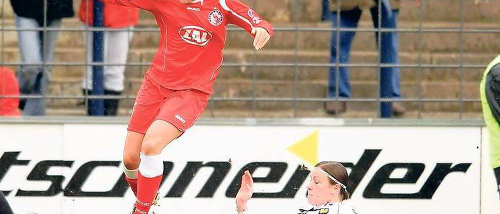 Erstmals in der Startelf. Daniela Löwenberg (links), die hier im Hinspiel die Österreicherin Ines Ruiss überspringt, soll heute im Champions-League-Rückspiel beim SV Neulengbach von Anfang an für Turbine Potsdam spielen.
