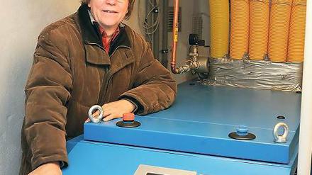 Öko-Heizer. Umweltpfarrer Erlmar Herzig im Heizungskeller.