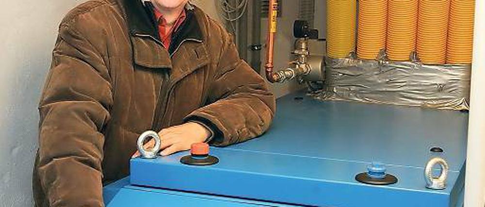 Öko-Heizer. Umweltpfarrer Erlmar Herzig im Heizungskeller.