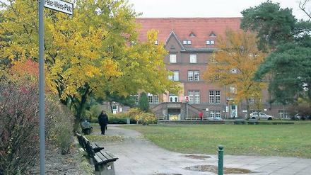 Potsdam erinnert sich eines berühmten Potsdamers: Seit gestern heißt der Platz vor der Goethe-Schule Peter-Weiss-Platz.