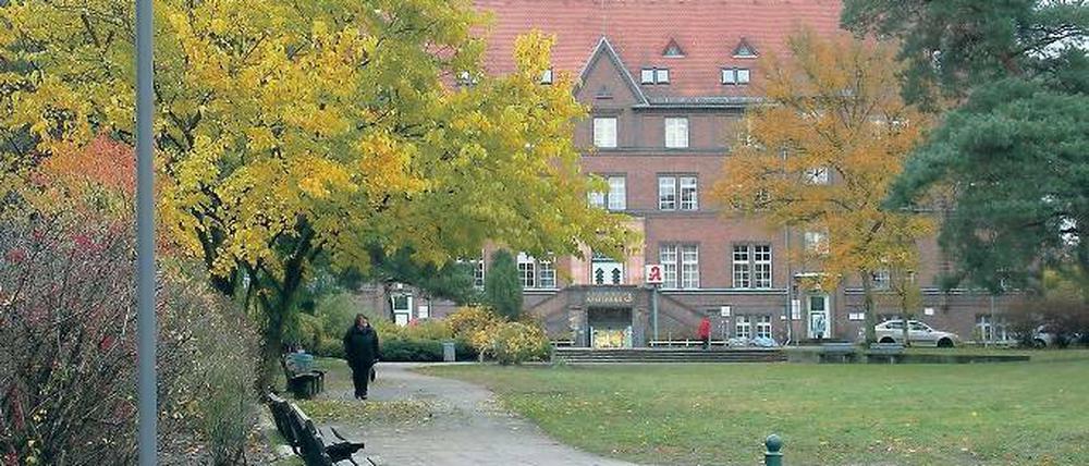 Potsdam erinnert sich eines berühmten Potsdamers: Seit gestern heißt der Platz vor der Goethe-Schule Peter-Weiss-Platz.