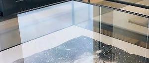 Auch Bücher von Anselm Kiefer werden in der Villa Schöningen aufgeschlagen. Und immer wieder gibt es den Blick nach draußen: auf die Glienicker Brücke.