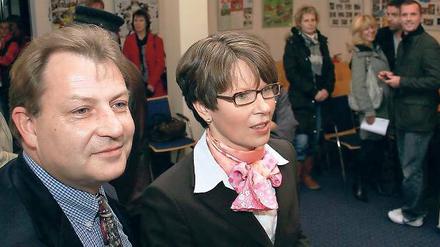 Unmittelbar nach Verkündung des Endergebnisses: Kerstin Hoppe und Roland Büchner im Rathaussaal.
